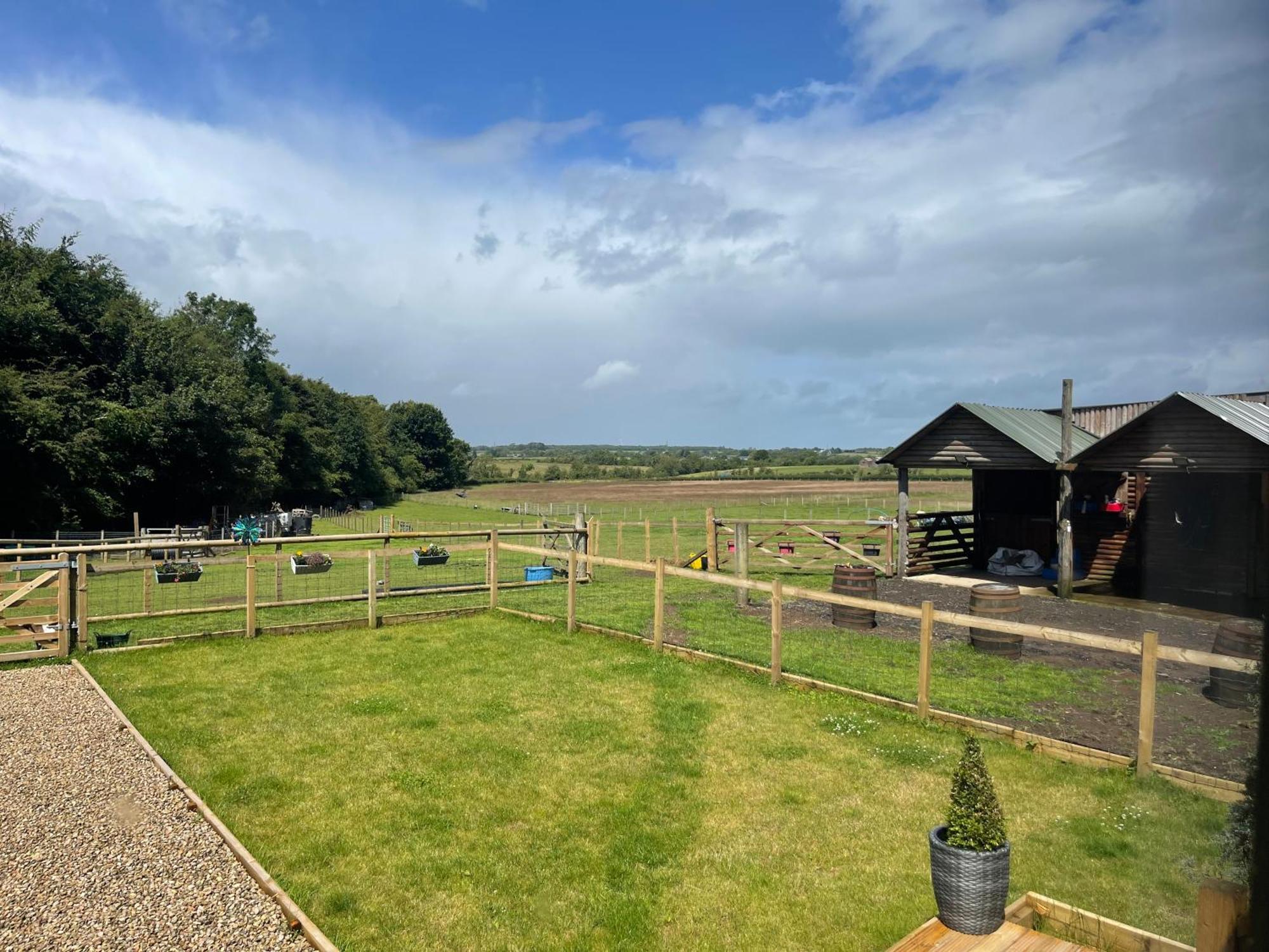 Millburn Mini Farm Hotel Kilwinning Exterior foto